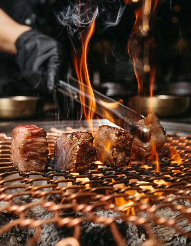 Viande grillée au barbecue argentin avec flammes et cuisson à la braise