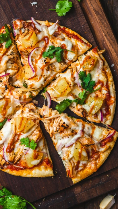 Pizza au feu de bois garnie au Comptoir à Massieux