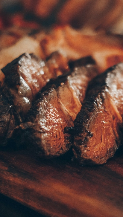 Tranches de viande grillée au barbecue argentin servies au Comptoir à Massieux
