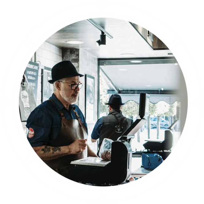 Boucher en boutique à La Boucherie du Comptoir à Massieux