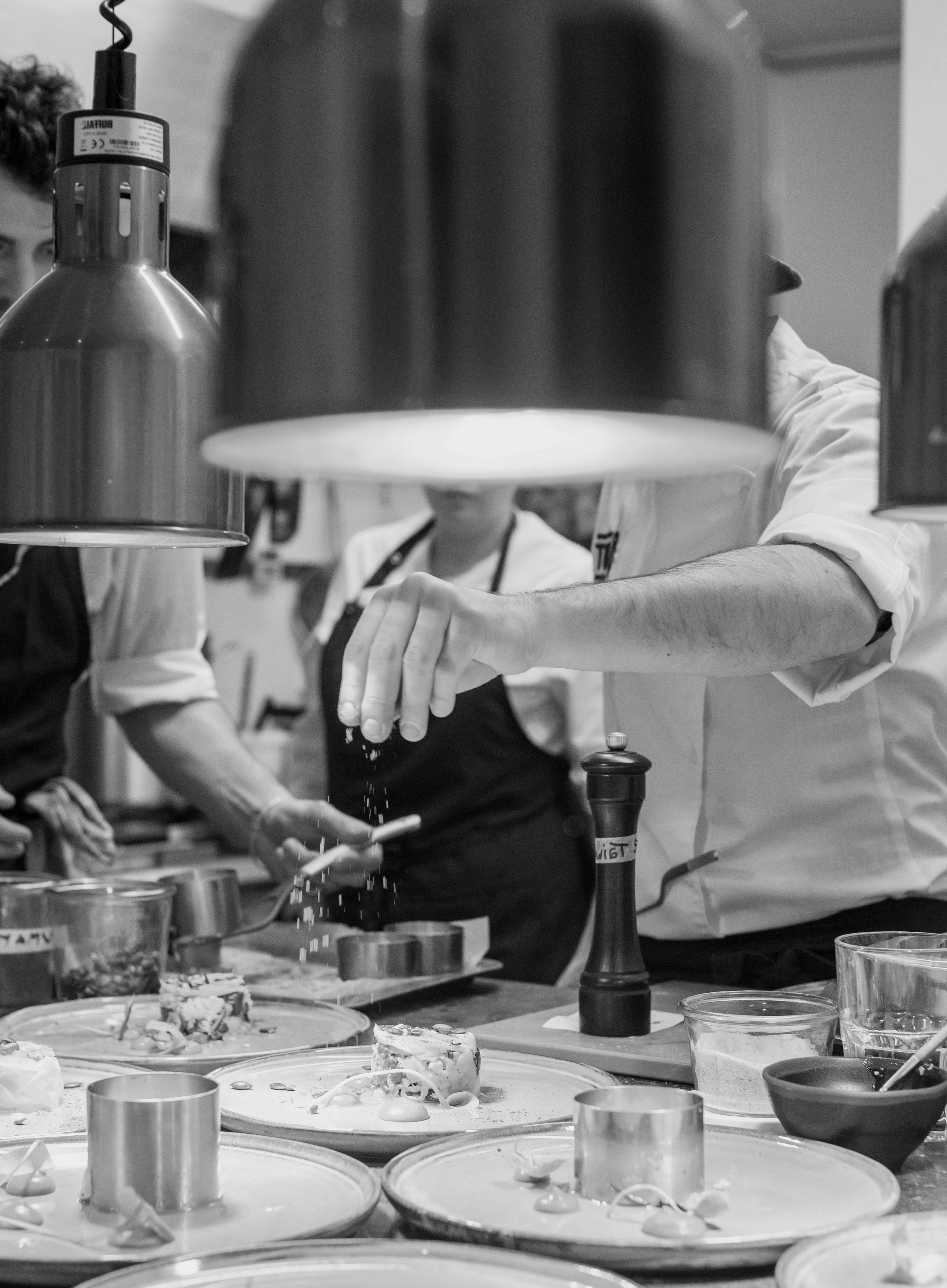 Chef dressant une assiette en cuisine professionnelle