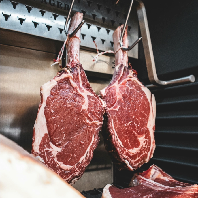 Côtes de bœuf maturées en chambre froide à Massieux
