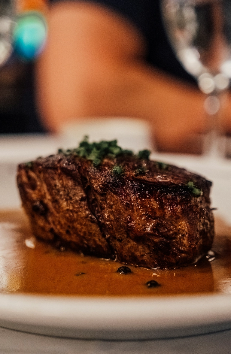 Entrecôte grillée au barbecue argentin sauce maison à Massieux