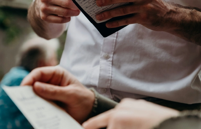 Serveur prenant commande lors d’un repas au restaurant